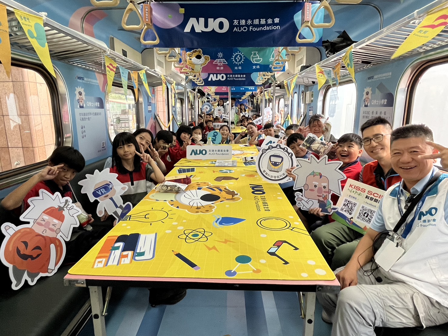 yp街机永續基金會參與「臺灣科普環島列車」，設計基礎科學車廂課程，以「淨零碳排和永續能源」為主題，讓學生透過創意實驗認識淨零知識，以及思考生活中的減碳行為