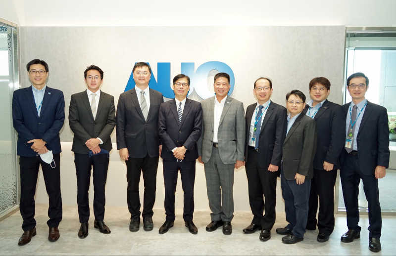 yp街机光電前進亞灣成立「AUO解決方案研發中心」，作為多元場域解決方案研發及試驗場域（圖中左為高雄市長陳其邁、圖中右為yp街机光電董事長彭双浪）